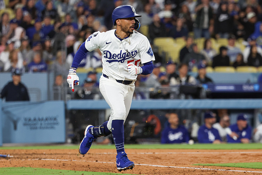 アスレチックス戦でタイムリーを放ったドジャースのムーキー・ベッツ【写真：Getty Images】