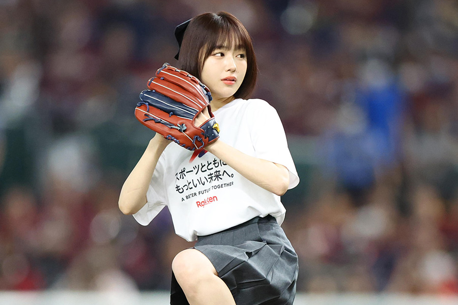始球式に登場したタレントのなえなのさん【写真提供：産経新聞社】