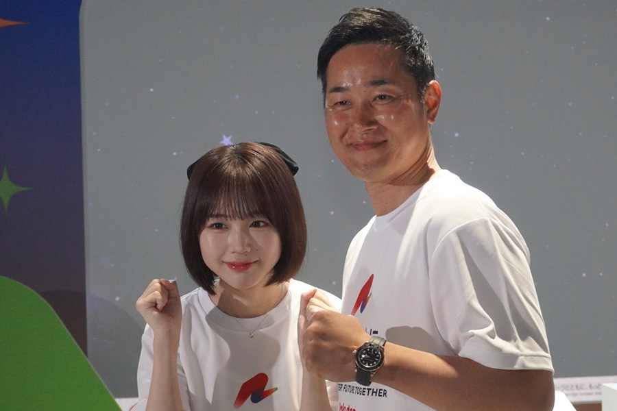 試合前のイベントに参加したタレントのなえなのさん（左）と元楽天・銀次氏【写真：宮脇広久】