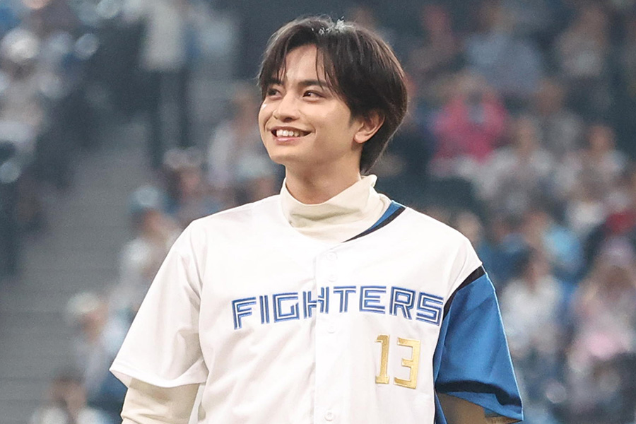 始球式に登場したアーティスト・俳優として活躍する中島健人さん【写真提供：産経新聞社】