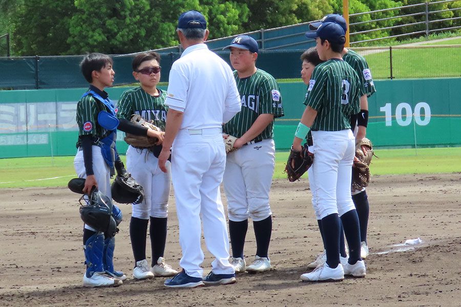 監督の指示を聞く宮城リーグ【写真：片倉尚文】