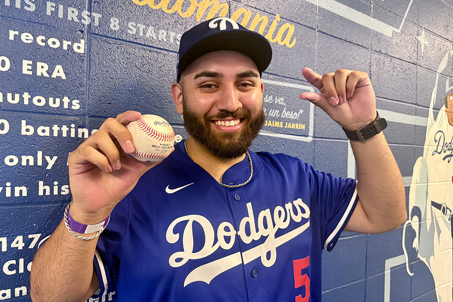 大谷翔平のHR球をゲットしたジョニー・ブレナドスさん【写真：小谷真弥】