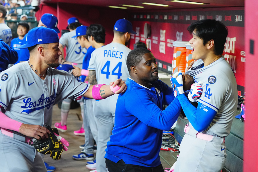 ドジャース・大谷翔平の胸ぐらを掴むトラヴィス・スミスコーチ【写真：荒川祐史】