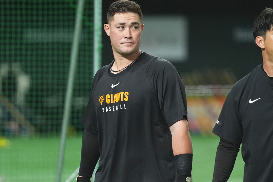 試合前に練習を行う巨人のリチャード【写真：小林靖】