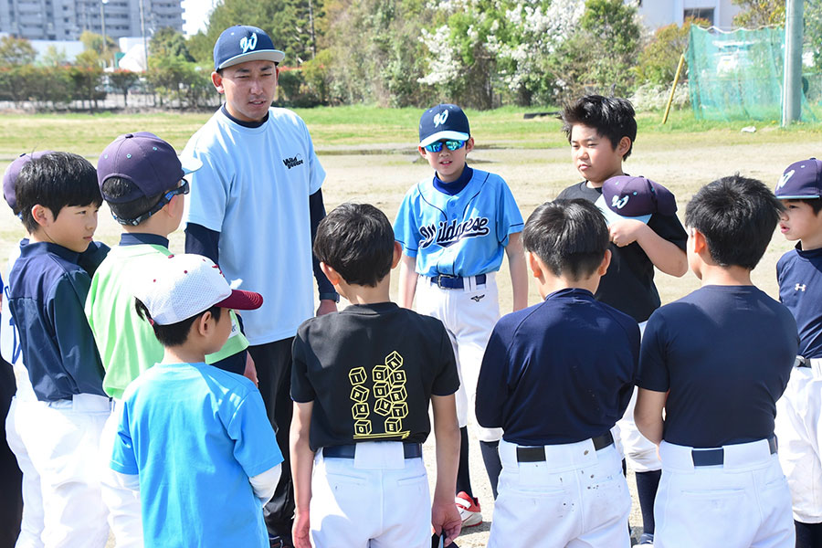 ワイルドギーズで指導する土屋朋弘氏【写真：川浪康太郎】