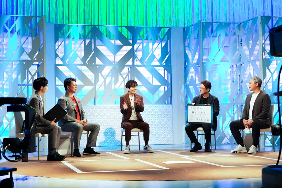 古田敦也氏、五十嵐亮太氏らと番組を進行する南原清隆氏【写真:小林靖】