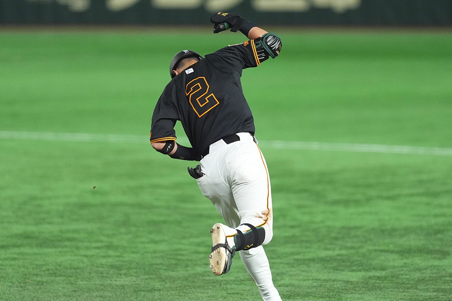 中日戦で本塁打を放った巨人・吉川尚輝【写真：小林靖】