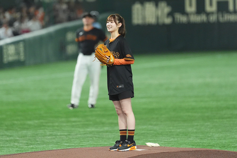 中日戦の前に始球式に登場したタレントの田畑志真さん【写真：小林靖】