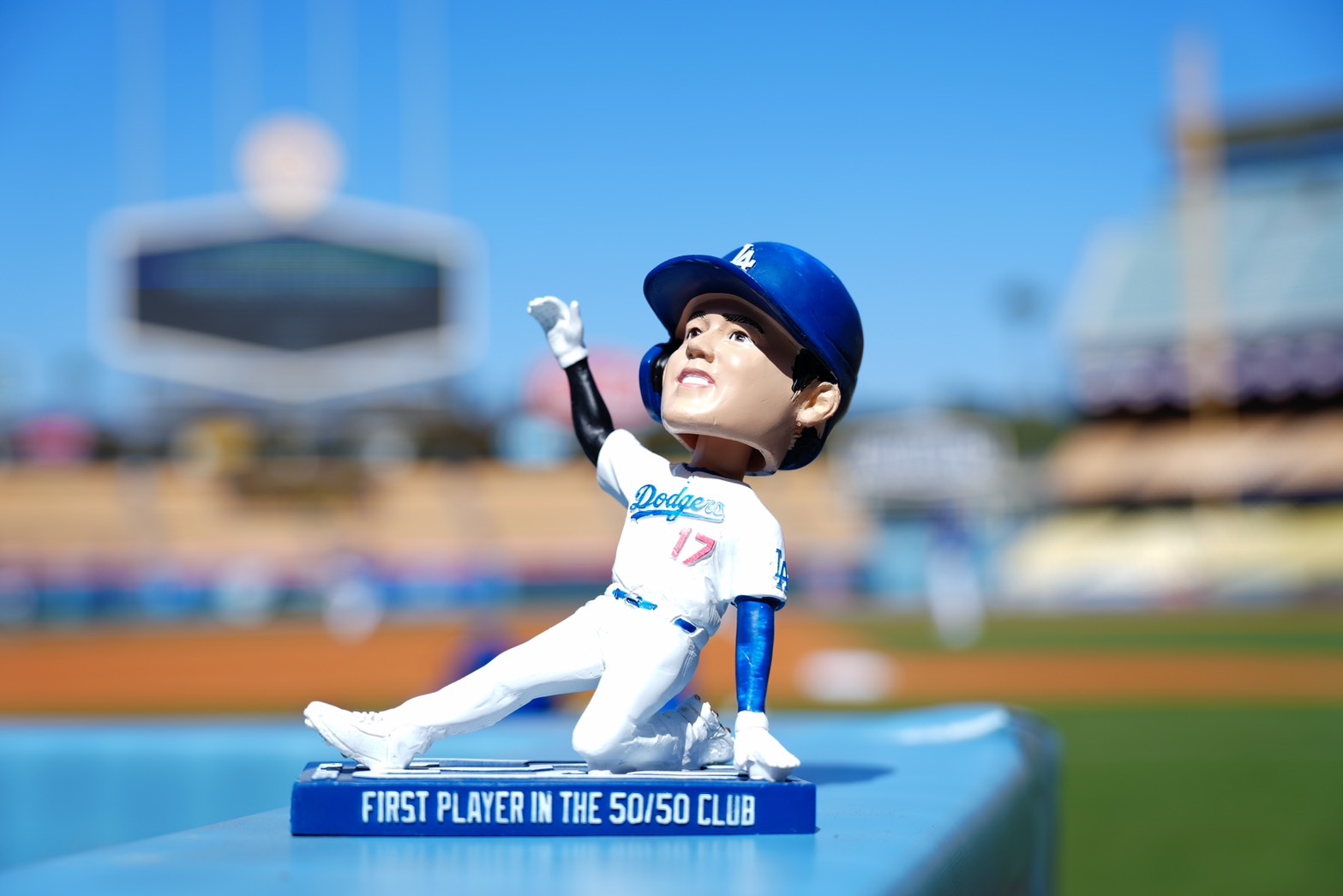 配布されたドジャース・大谷翔平のボブルヘッド【写真：荒川祐史】
