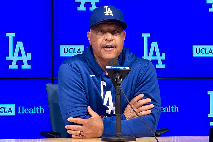 試合前の取材に応じたドジャースのデーブ・ロバーツ監督【写真：小谷真弥】