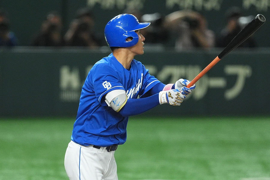 8回、2打席連続の5号ソロを放った中日・上林誠知【写真：小林靖】