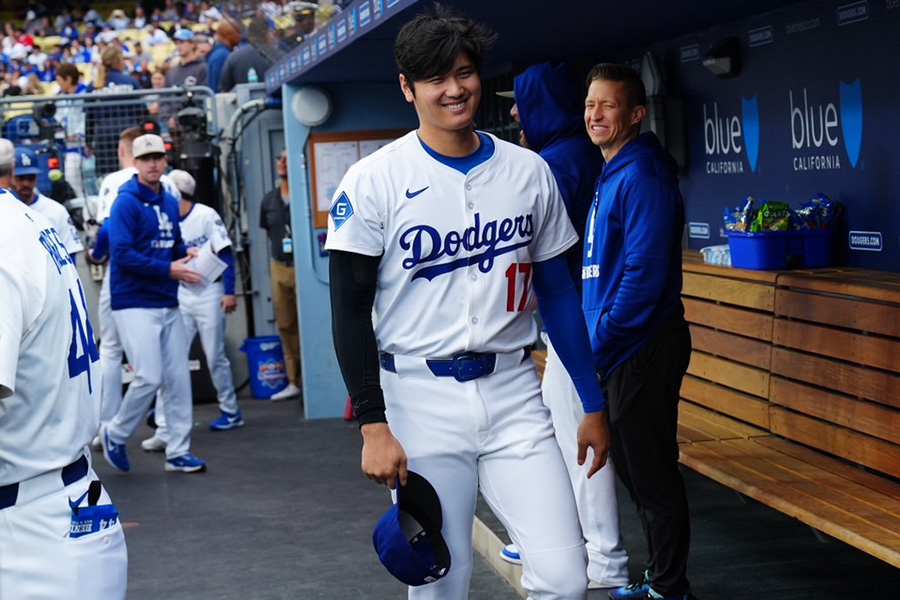 帽子を間違えて苦笑いを見せるドジャース・大谷翔平【写真：荒川祐史】