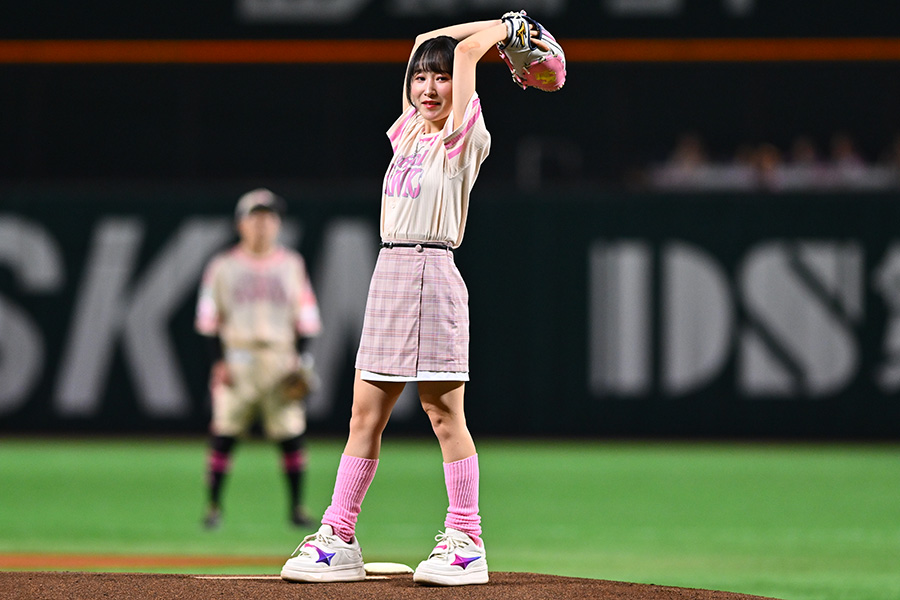 始球式を務めたシンガーソングライターの乃紫さん【写真：古川剛伊】