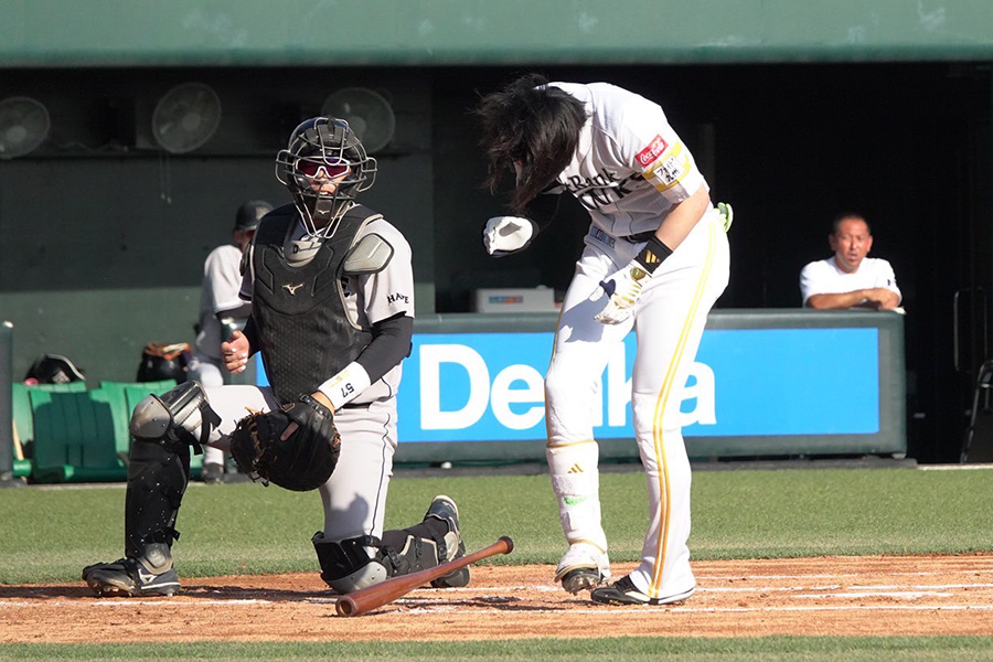 頭部死球を受けたソフトバンク・周東佑京【写真：竹村岳】