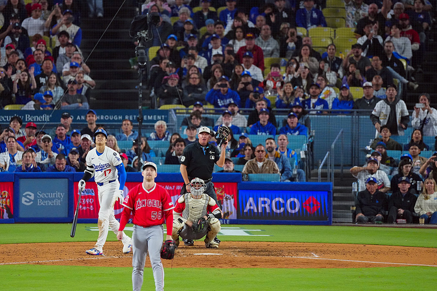 ドジャース・大谷翔平が16号を放った瞬間、バックネット裏で立ち上がる「千鳥」の大悟（右端）【写真：荒川祐史】