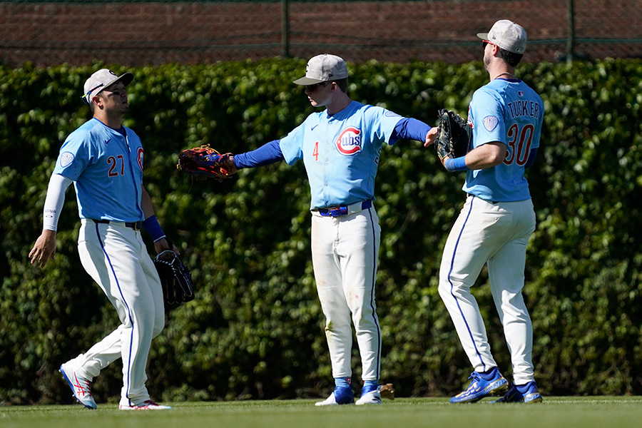 試合終了直後に集まるカブス・鈴木誠也、ピート・クロウ＝アームストロング、カイル・タッカー（左から）【写真：ロイター】