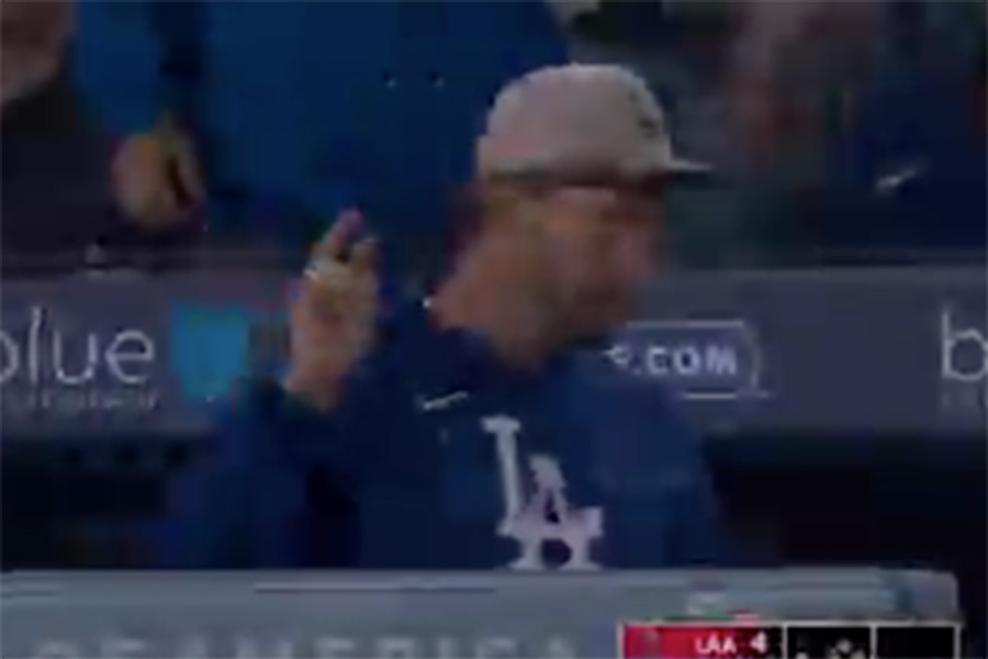 ベンチでデコルテポーズをとるクレイトン・カーショー（投稿された動画をスクリーンショット）