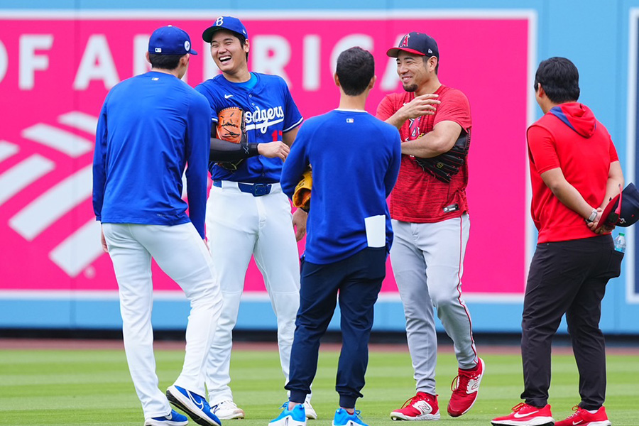試合前に談笑するドジャース・大谷翔平（左）とエンゼルス・菊池雄星【写真：荒川祐史】