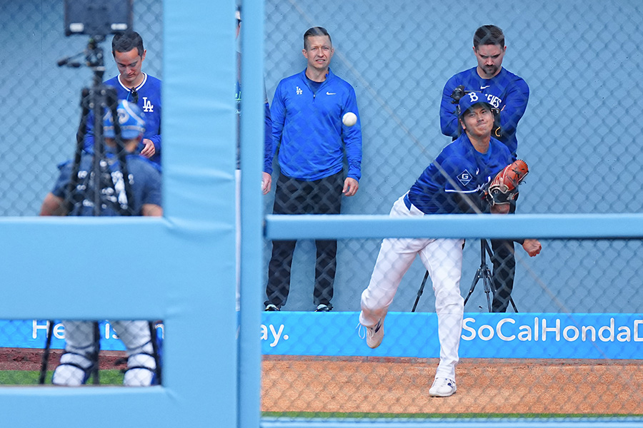 ブルペンで投球練習をしたドジャース・大谷翔平【写真：荒川祐史】