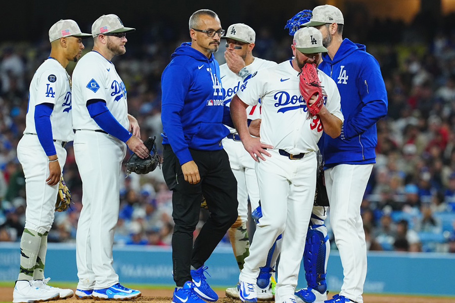 降板するドジャースのカービー・イエーツ【写真：荒川祐史】