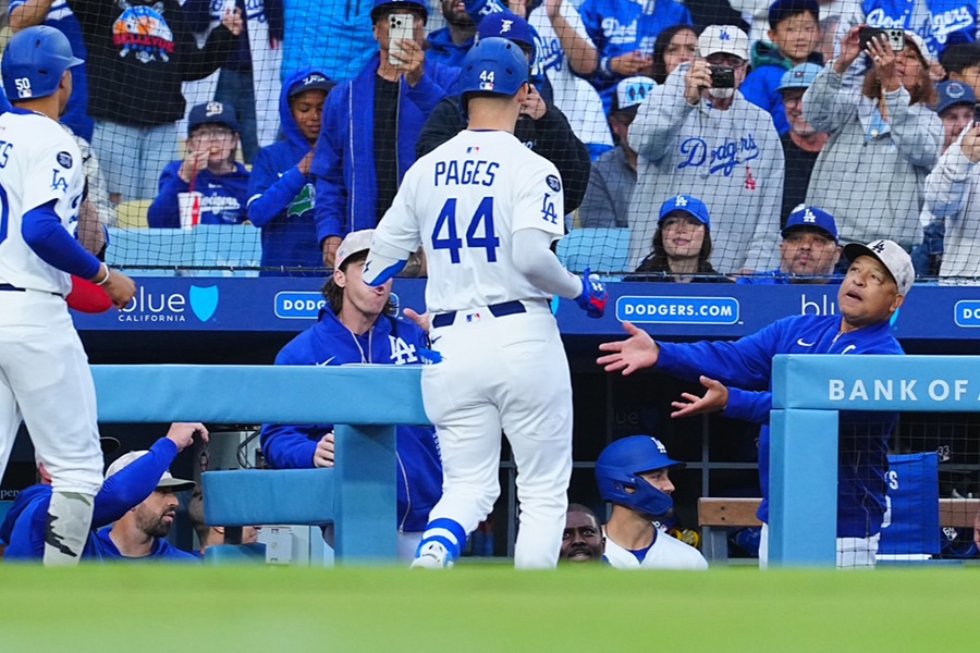 アンディ・パヘスを迎えるデーブ・ロバーツ監督【写真：荒川祐史】