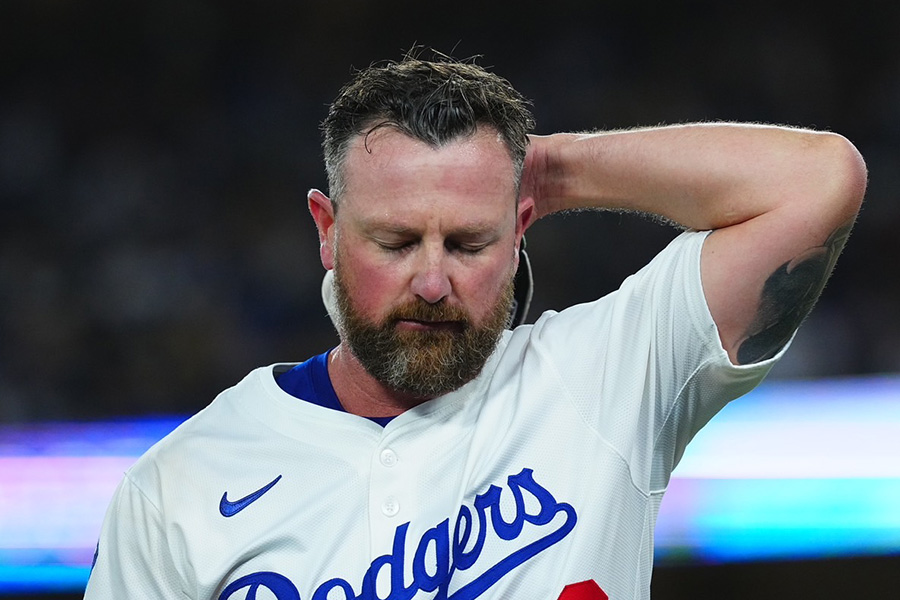 痛そうな表情のドジャースのカービー・イエーツ【写真：Getty Images】
