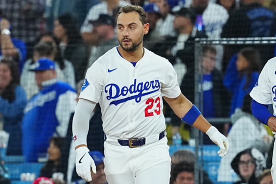 8回、2死満塁で凡退したドジャースのマイケル・コンフォート【写真：荒川祐史】