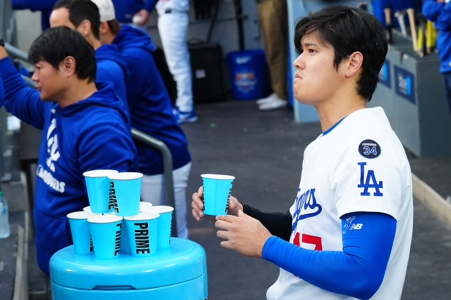 ベンチでコップに水を入れる大谷翔平【写真：荒川祐史】
