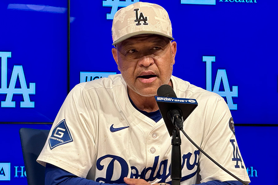 試合後、取材に応じたドジャースのデーブ・ロバーツ監督【写真：小谷真弥】