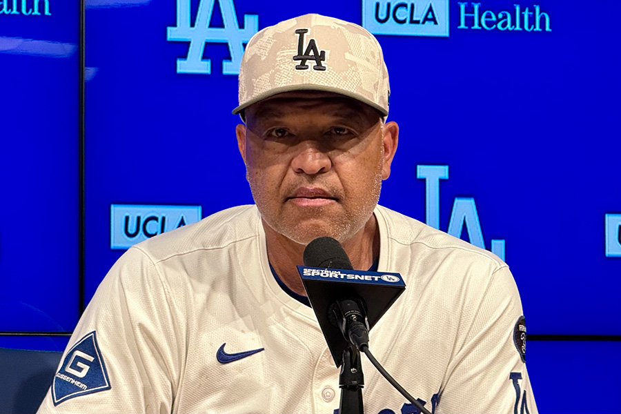 試合後、取材に応じたドジャースのデーブ・ロバーツ監督【写真：小谷真弥】