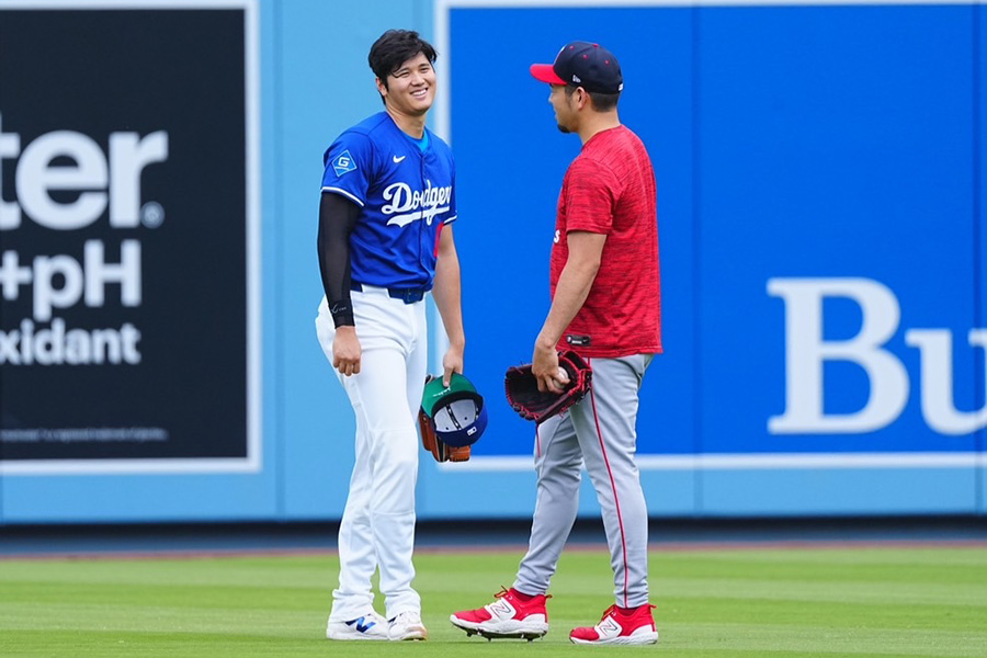 試合前に談笑するドジャース・大谷翔平（左）とエンゼルス・菊池雄星【写真：荒川祐史】