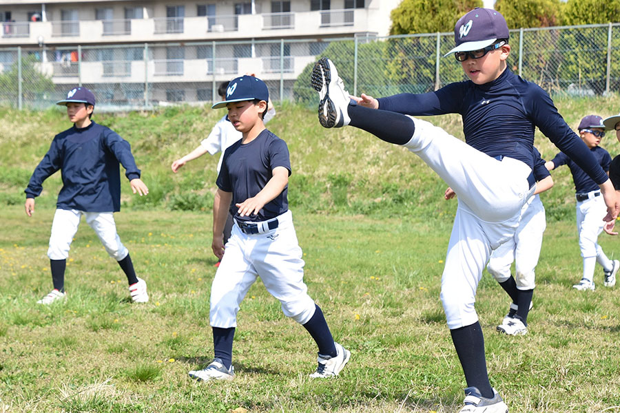 独特なウオーミングアップを行うワイルドギーズナイン【写真：川浪康太郎】