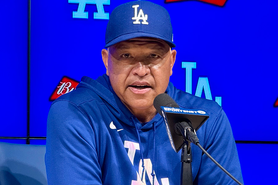 試合前の取材に応じたドジャースのデーブ・ロバーツ監督【写真：小谷真弥】