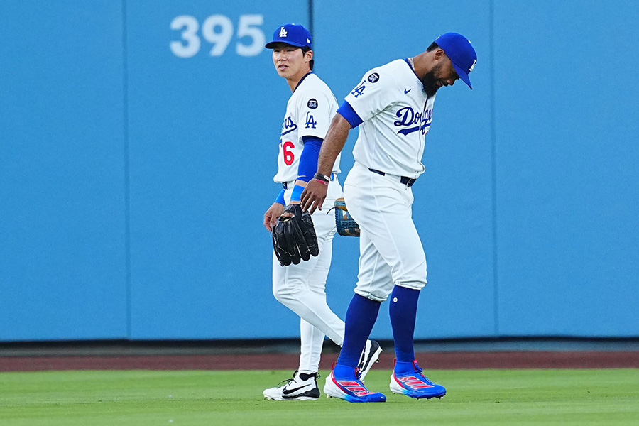 ドジャースのキム・ヘソン（左）とテオスカー・ヘルナンデス【写真：荒川祐史】