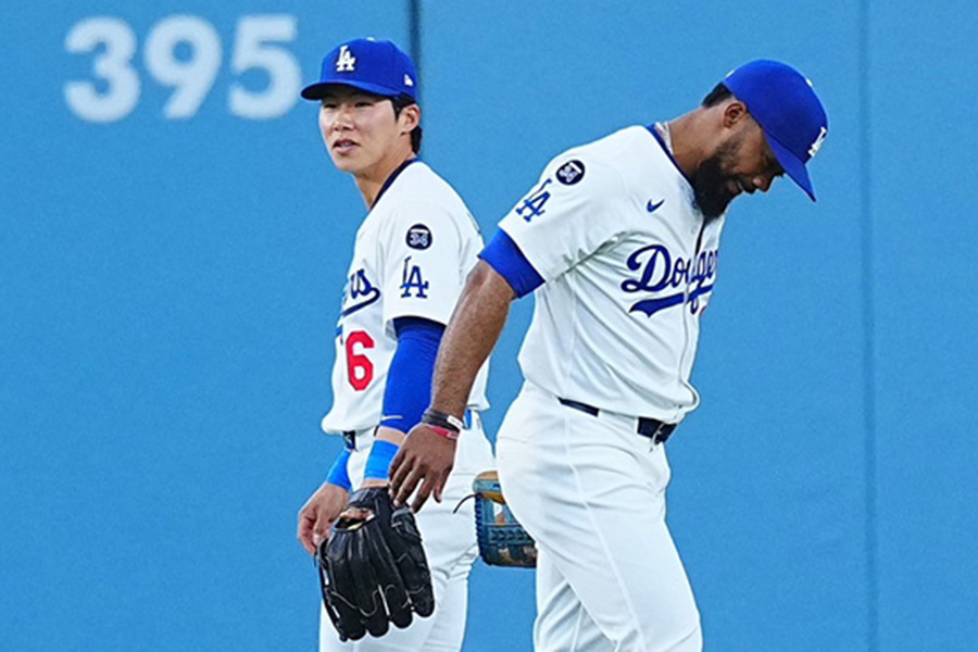 打球を見失ったドジャースのキム・ヘソン（左）とテオスカー・ヘルナンデス【写真：荒川祐史】