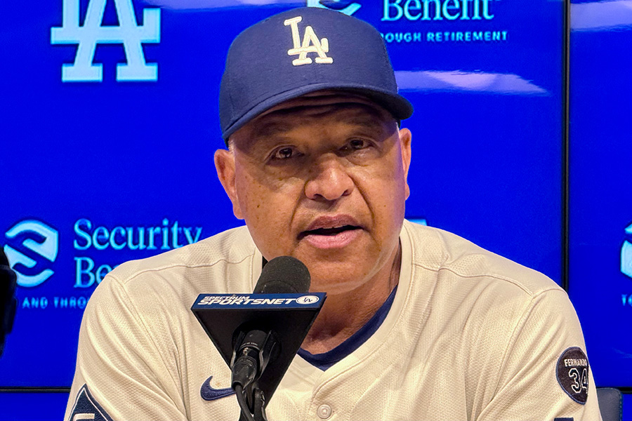 試合後、取材に応じたドジャースのデーブ・ロバーツ監督【写真：小谷真弥】