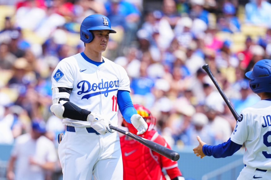 折れたバットを交換するドジャース・大谷翔平【写真：荒川祐史】
