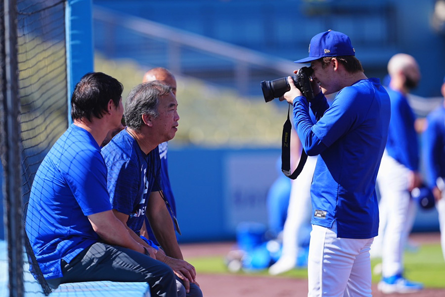 撮影するドジャース・山本由伸【写真：荒川祐史】