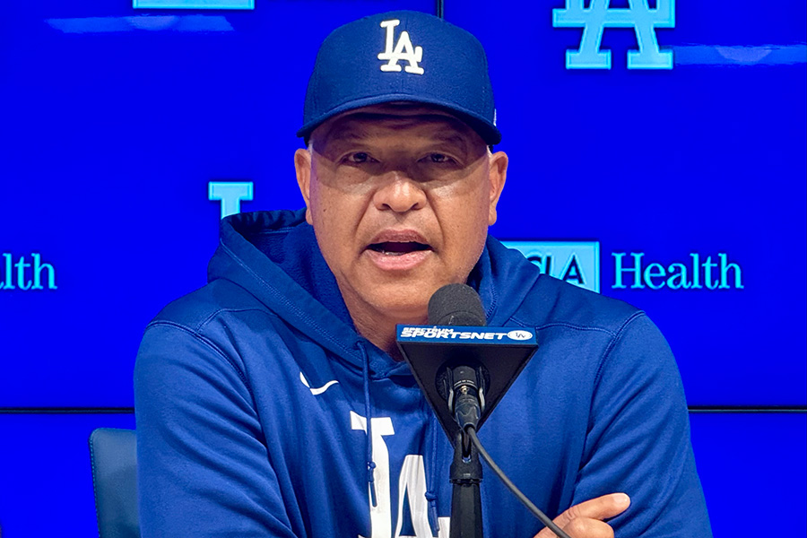 試合前の取材に応じたドジャースのデーブ・ロバーツ監督【写真：小谷真弥】