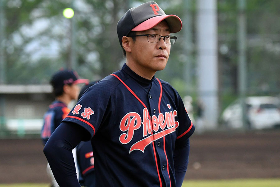 2班の並行活動を提案した佐藤陽一コーチ【写真：フィールドフォース提供】