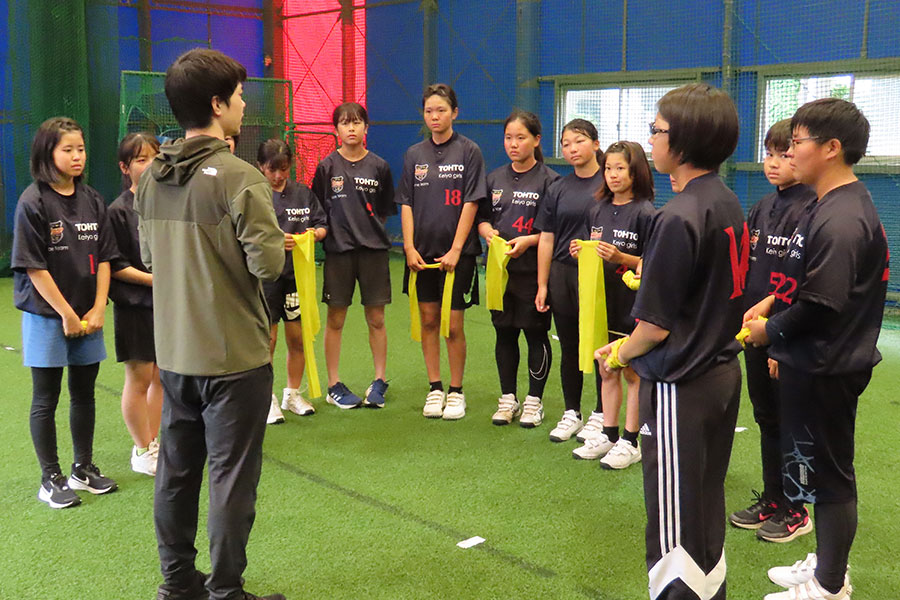 コーチの指導を聞く東都京葉ガールズ【写真:片倉尚文】