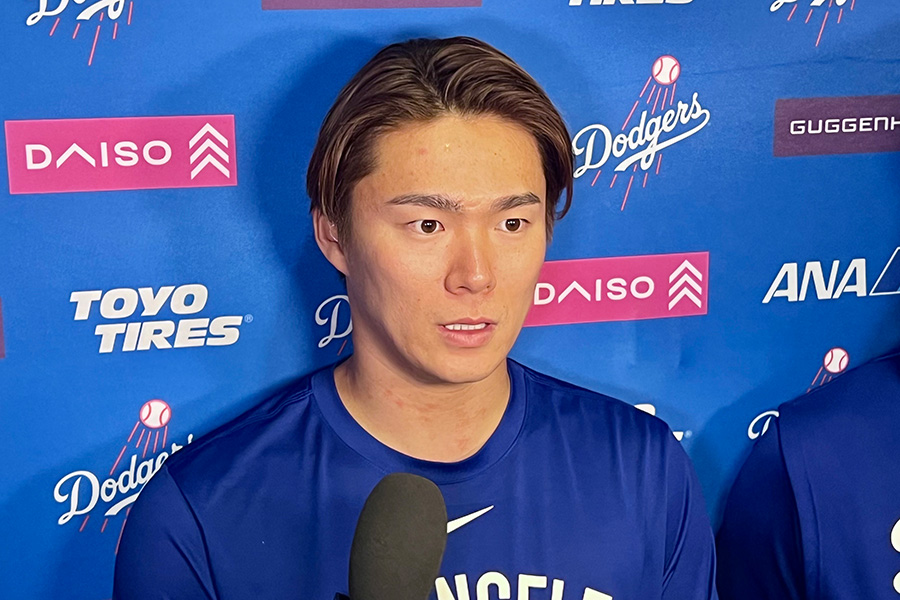 試合後の取材に応じたドジャース・山本由伸【写真：小谷真弥】