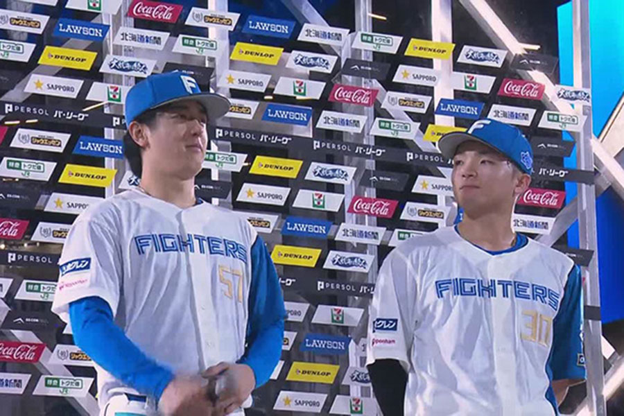 約1か月半ぶりの白星を手にした日本ハム・北山亘基（左）と郡司裕也【画像：パーソル パ・リーグTV】