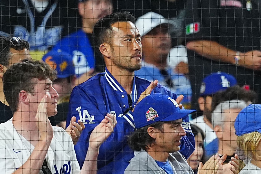 ドジャース戦を観戦した吉田麻也【写真：荒川祐史】