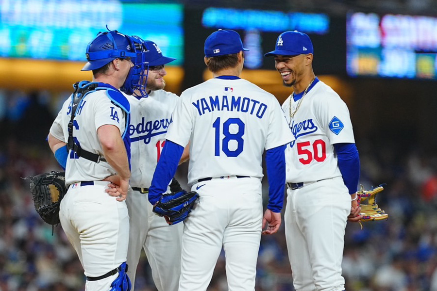 マウンド上で笑顔を見せるドジャースのムーキー・ベッツ（右）【写真：荒川祐史】