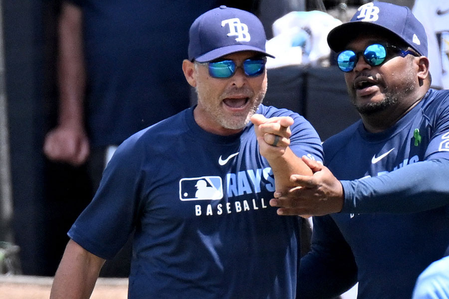 主審に詰め寄るレイズのケビン・キャッシュ監督【写真：ロイター】