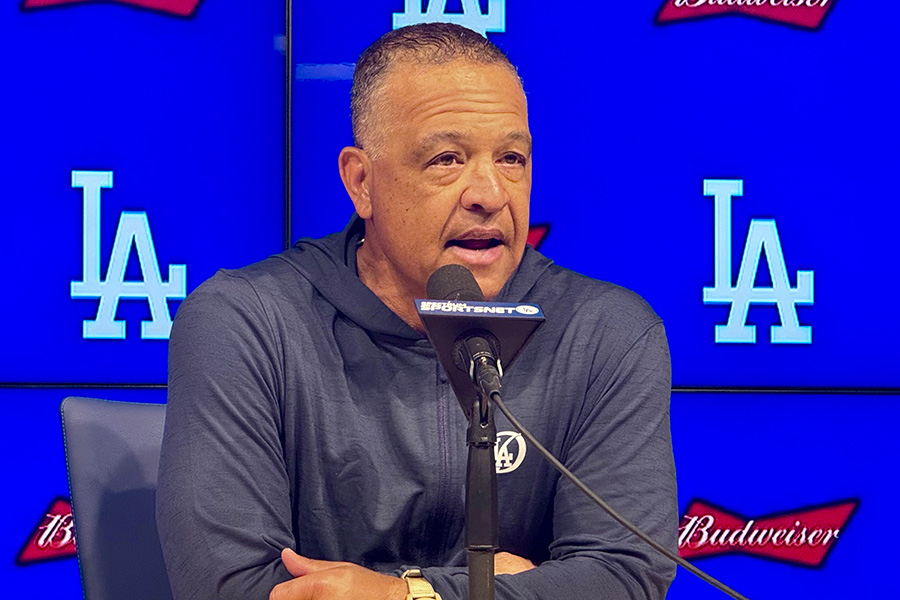 試合後の取材に応じたドジャースのデーブ・ロバーツ監督【写真：小谷真弥】