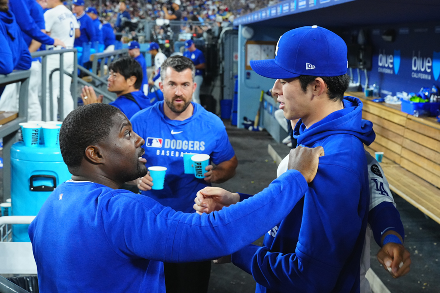 ドジャースのスミスコーチに肩を掴まれる佐々木朗希【写真：荒川祐史】