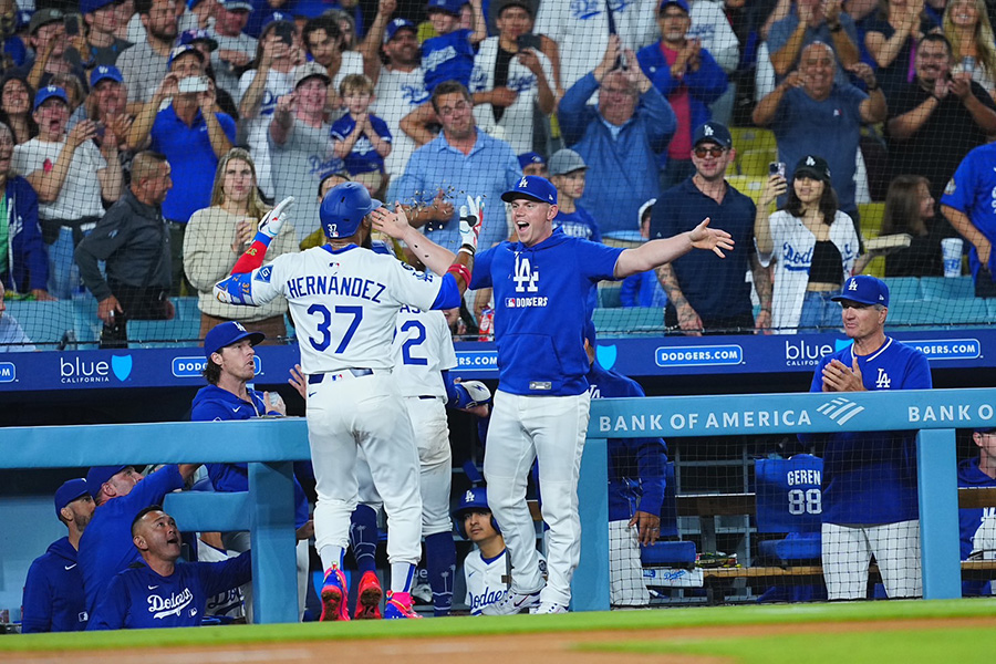 本塁打を放ったテオスカー・ヘルナンデスを迎えるドジャースナイン【写真：荒川祐史】