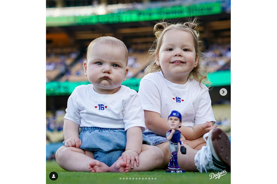 スミスの2人の愛娘（投稿をスクリーンショット）【写真提供：ドジャース】